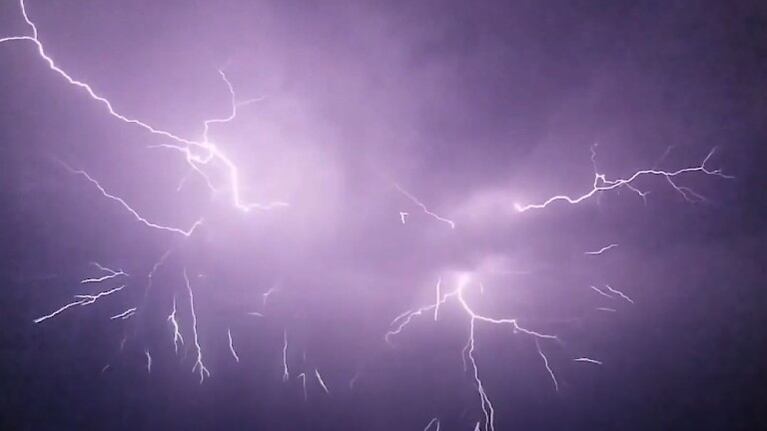 Un adolescente captura una impresionante tormenta eléctrica