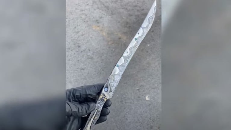 Un adolescente crea una espada desde un objeto raro