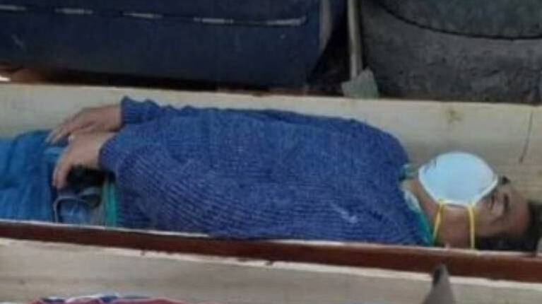Un alcalde de Perú se hace el muerto en un ataúd para no ser detenido por violar cuarentena