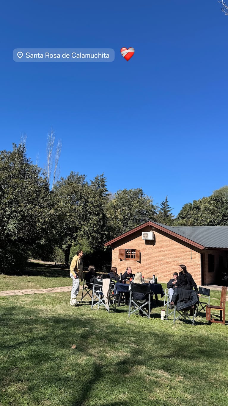 Un almuerzo al aire libre con amigos y familia fue parte del fin de semana de Tuli Acosta en las sierras
Fuente: Instagram @tuli_acosta