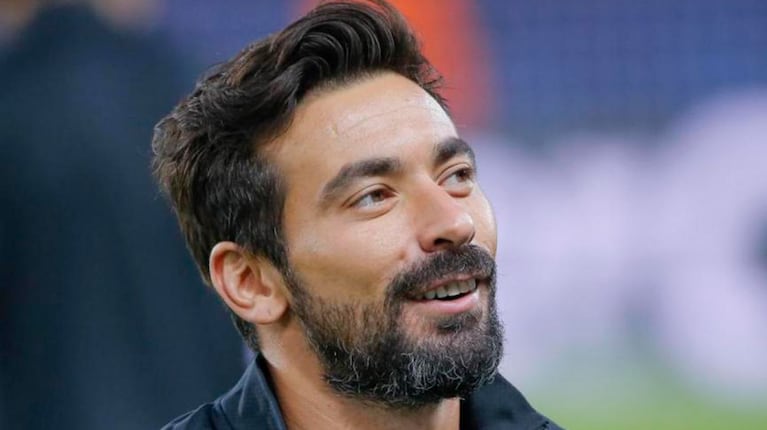 Un amigo del Pocho Lavezzi habló de la salud del futbolista tras su nueva internación.