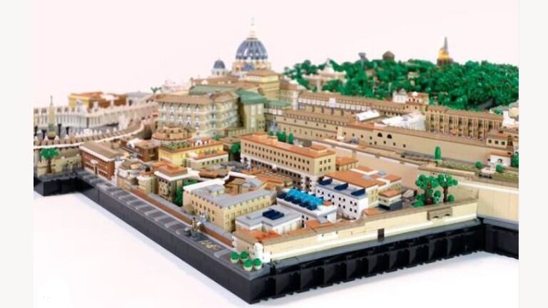 Un artista creó una réplica del Vaticano con piezas de Lego