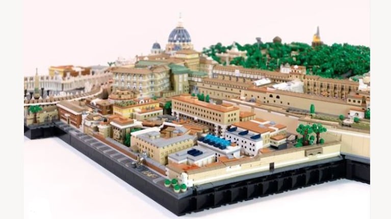 Un artista creó una réplica del Vaticano con piezas de Lego