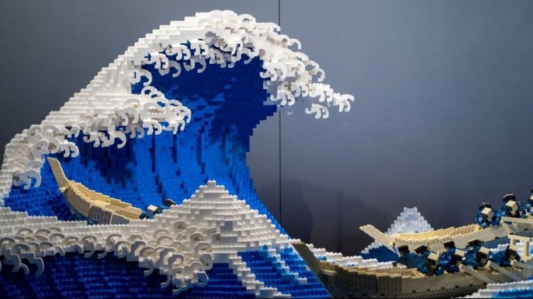 Un artista japonés recrea La gran ola de Kanagawa con 50.000 piezas de LEGO