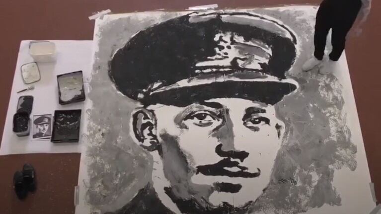 Un artista rinde homenaje al capitán Tom Moore usando sus pies