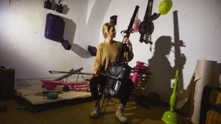 Un artista serbio convierte las armas en instrumentos