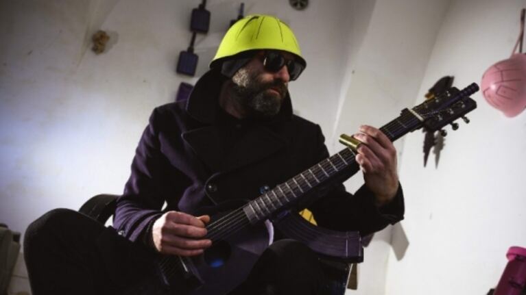 Un artista serbio convierte las armas en instrumentos