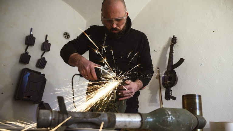 Un artista serbio convierte las armas en instrumentos. Foto: AFP.