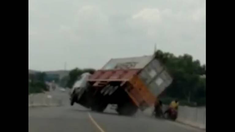 Un camión vuelca y dos motociclistas se salvan de milagro