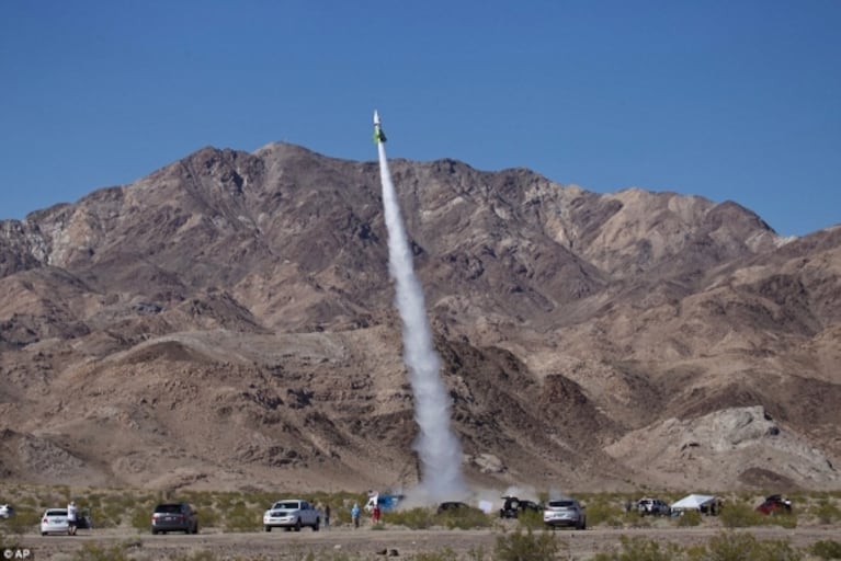 Un científico autodidacta tripuló y lanzó su cohete casero