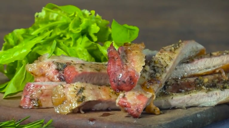 Un clásico de la parrilla, acompañado de una manteca de hierbas que lo vuelve único.
Foto: CucinareTV