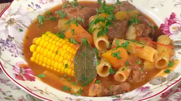 Un clásico de olla que combina carne, fideos y vegetales. Ideal para combatir el frío.
Foto: CucinareTV