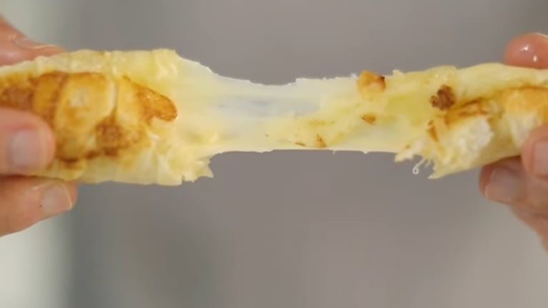 Un clásico irresistible que combina lo crujiente del exterior con un corazón de queso derretido.
Foto: CucinareTV