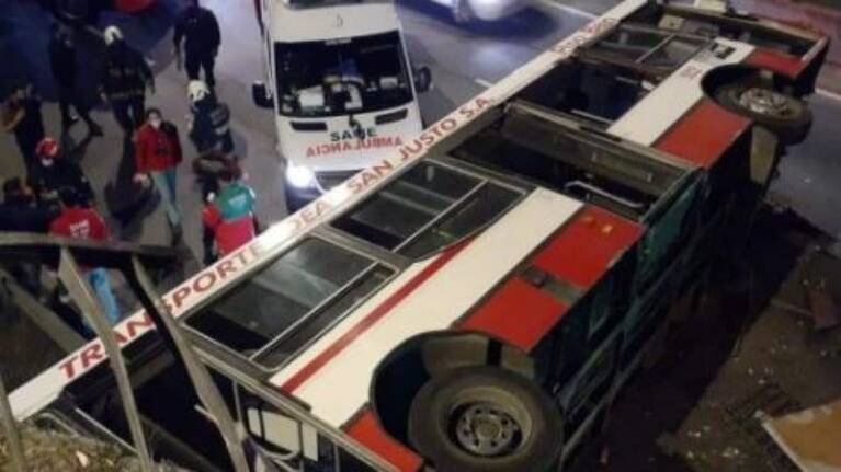 Un colectivo cayó de un puente en Mataderos: dos heridos