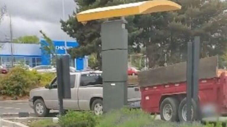  Un conductor atasca su camioneta con remolque en un Mc Auto y el atasco que forma casi llega a la carretera