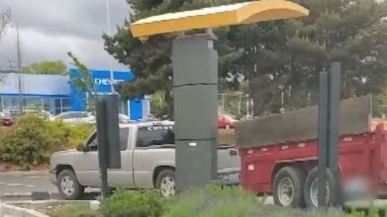  Un conductor atasca su camioneta con remolque en un Mc Auto y el atasco que forma casi llega a la carretera