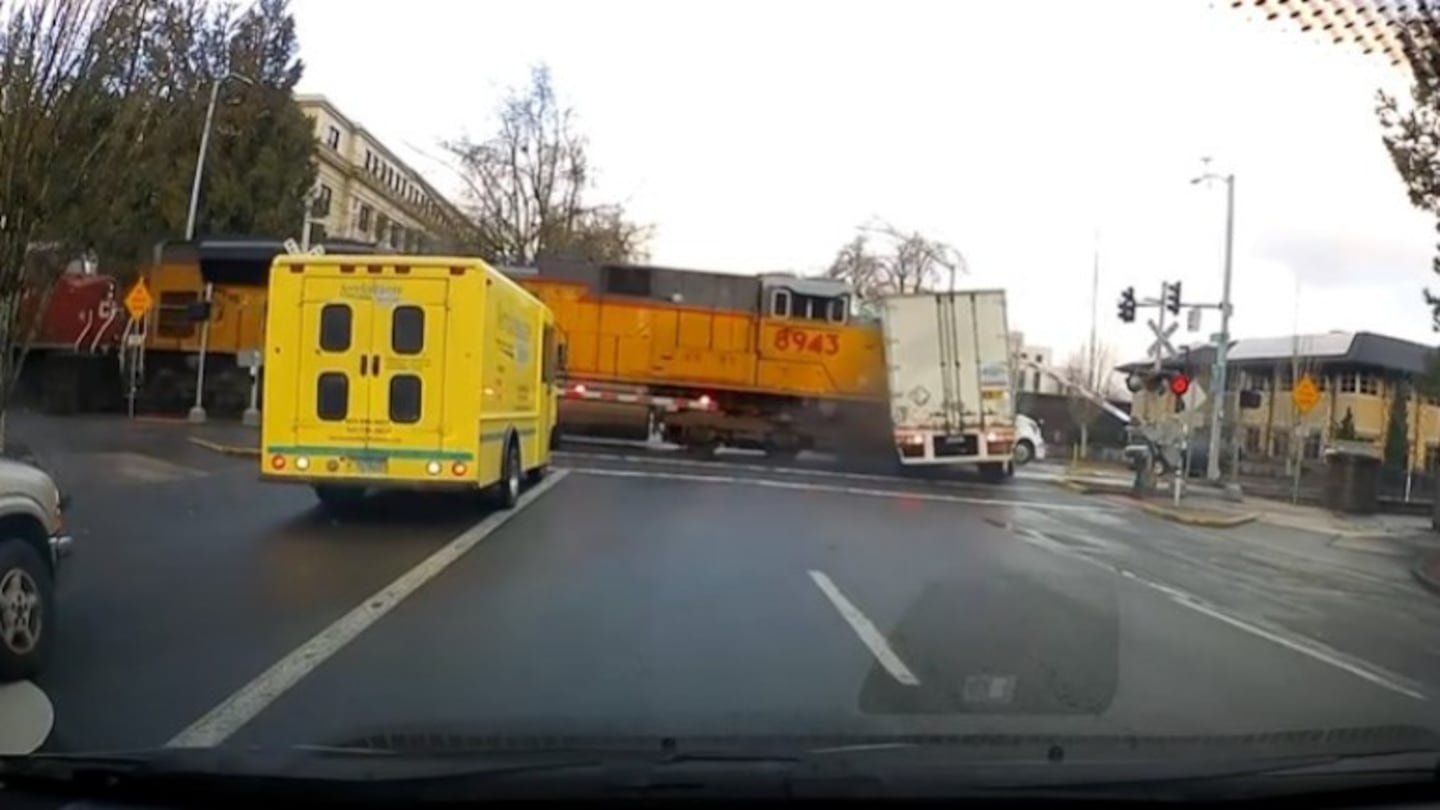 Un conductor captura en vídeo el choque de un tren con el remolque de un camión
