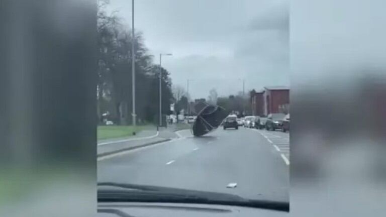 Un conductor grabó el impactante momento en el que una cama elástica salió volando por la carretera