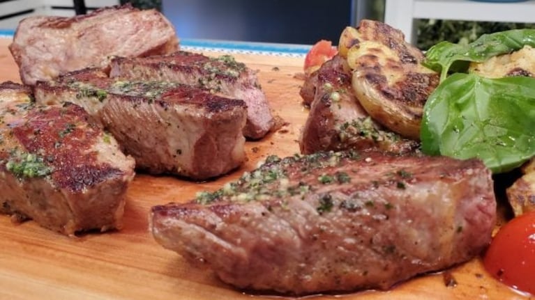 Un corte clásico de la cocina argentina, acompañado de papas al plomo y manteca de hierbas. Foto: CucinareTV