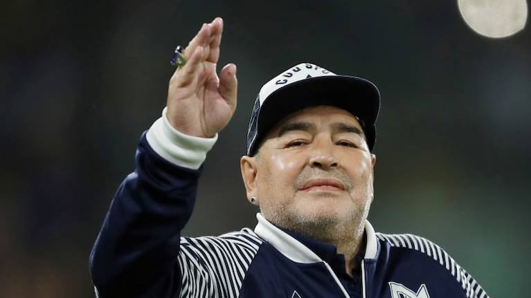 Un dirigente se disfrazó de delivery para romper la cuarentena y convencer a Maradona de que siguiera en Gimnasia