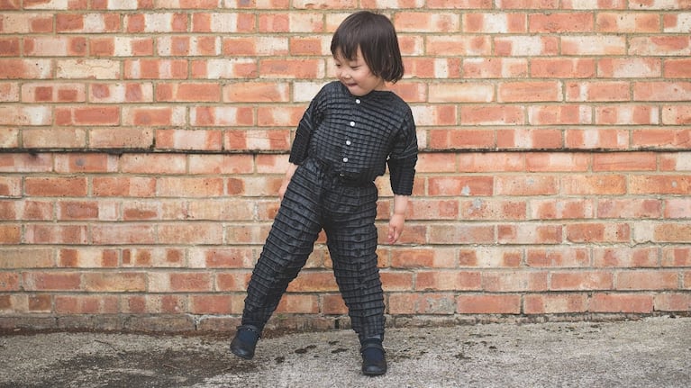 Un diseñador creó una ropa que crece con los niños