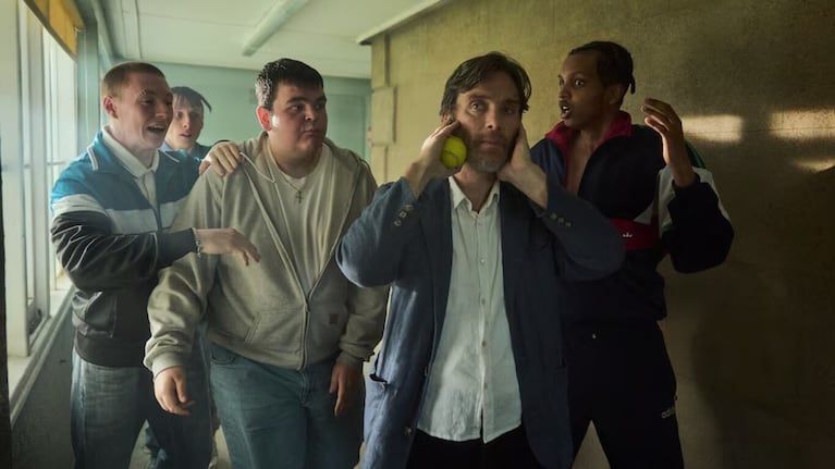 Un docente lucha contra la indiferencia del poder y la torpeza del sistema en la película de Netflix.