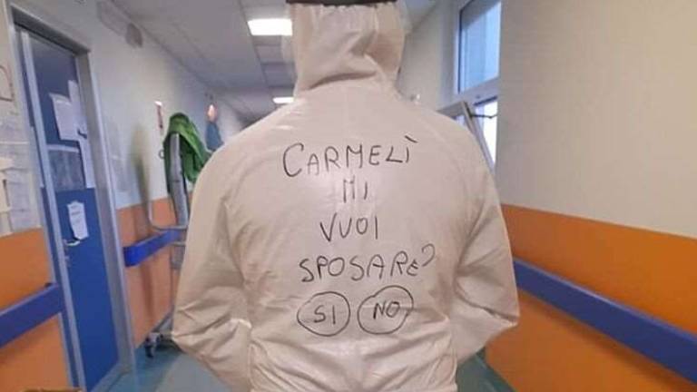 Un enfermero italiano le pidió matrimonio a su novia con ayuda de su traje de protección anticovid