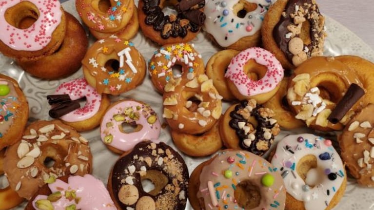 Un ensamble multicolor con las mini donas. Foto: Cucinare.TV.