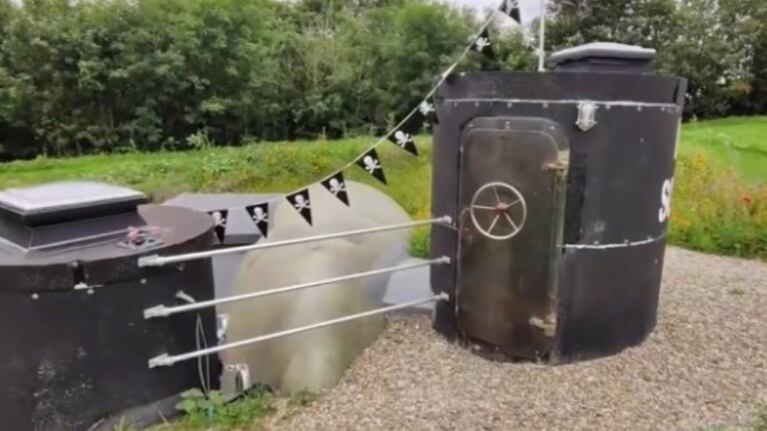 Un extravagante camping de Reino Unido cuenta con un HMS Sonar transformado en cabaña para pasar la noche