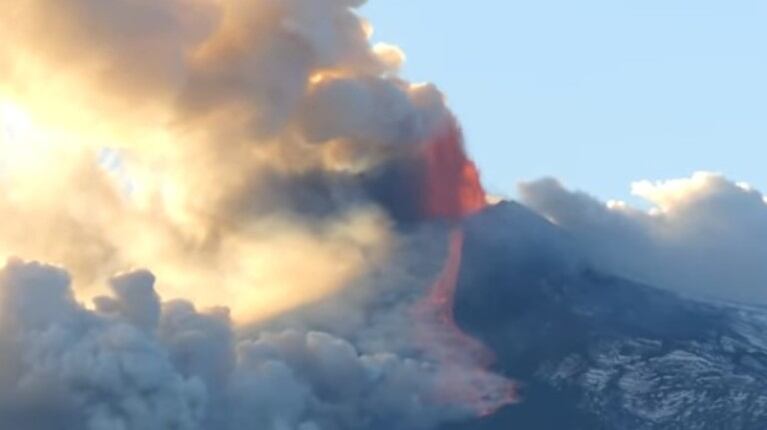 Un fotógrafo captura la erupción del volcán Etna y la columna de humo de varios metros que provocó