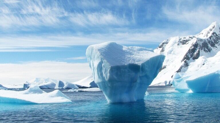 Un fotógrafo capturó las imágenes de un iceberg desde las profundidades. Foto: Pixabay.