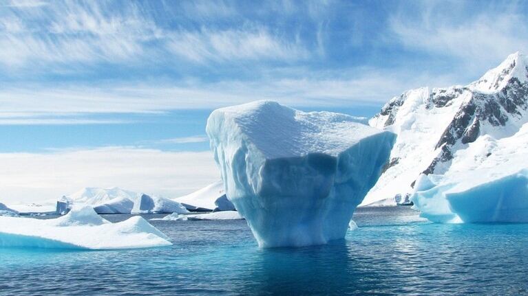 Un fotógrafo capturó las imágenes de un iceberg desde las profundidades. Foto: Pixabay.