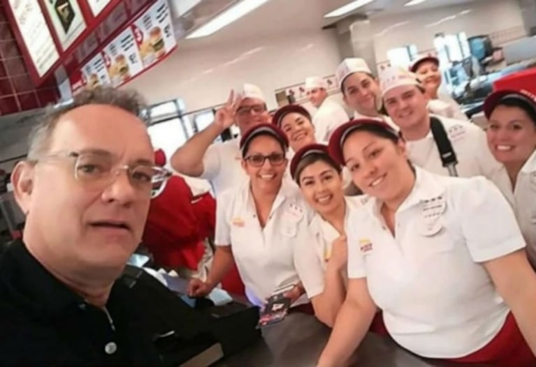 ¡Un genio total! El almuerzo navideño de Tom Hanks… en un local de hamburguesas