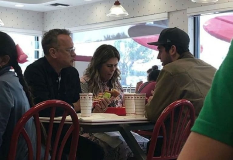 ¡Un genio total! El almuerzo navideño de Tom Hanks… en un local de hamburguesas