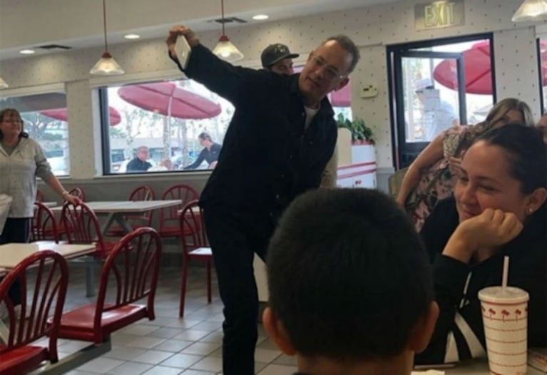 ¡Un genio total! El almuerzo navideño de Tom Hanks… en un local de hamburguesas