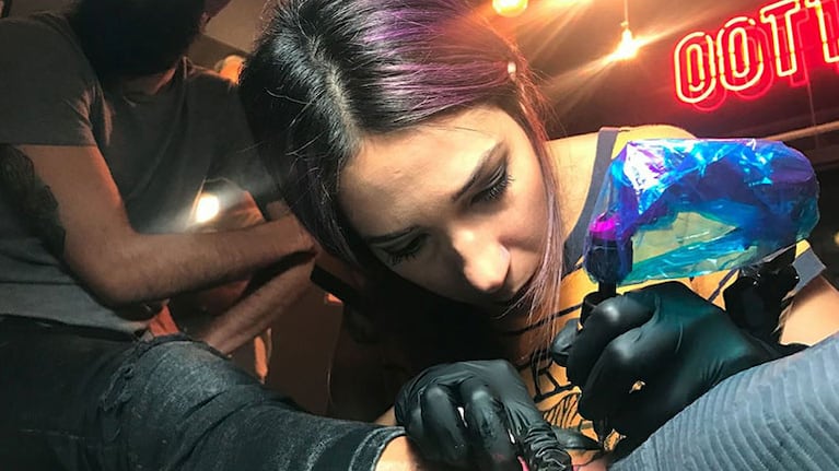 Un grupo de amigos, un tatuaje viejo y una solución muy creativa