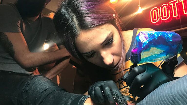 Un grupo de amigos, un tatuaje viejo y una solución muy creativa