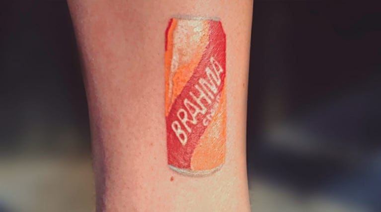 Un grupo de amigos, un tatuaje y una solución muy creativa