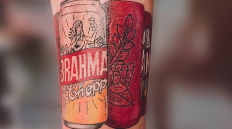 Un grupo de amigos, un tatuaje y una solución muy creativa