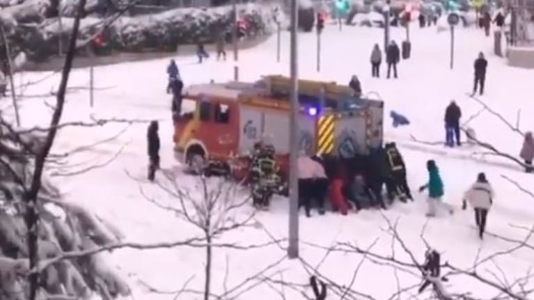 Un grupo de ciudadanos rescata un camión de bomberos de Madrid atrapados en la nieve