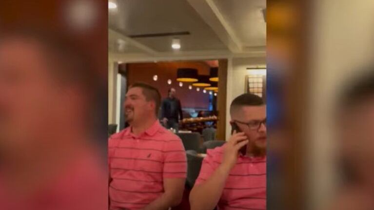 Un grupo de desprevenidos maridos fueron engañados para que llevaran la misma camisa a un restaurante