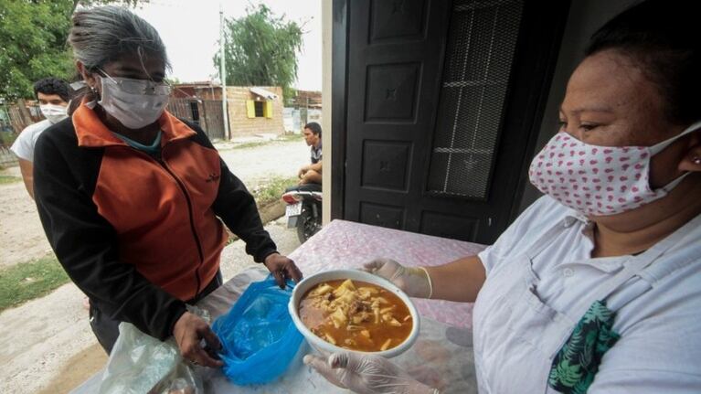 Un grupo de ocho amigos ayuda al barrio “La chola” de la provincia de corrientes. Foto: Telam.