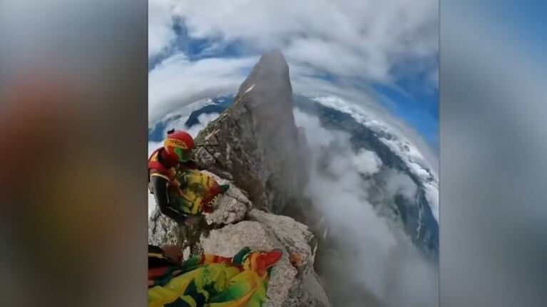 Un grupo de personas se lanzan a las nubes desde lo alto de un acantilado