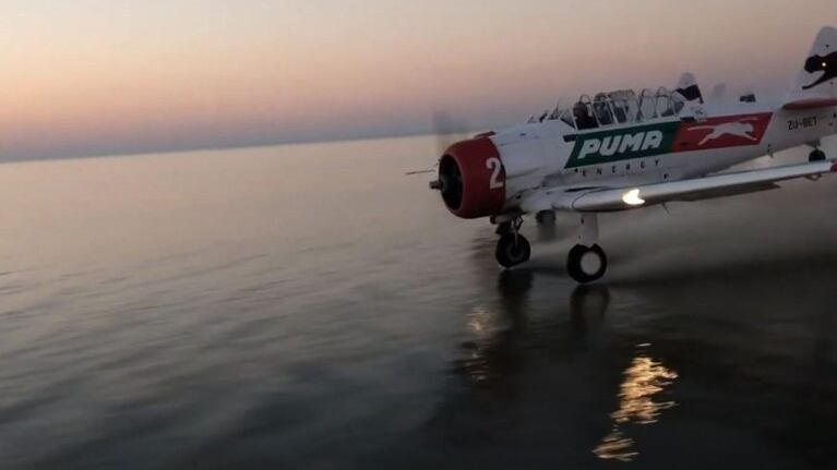 Un grupo de pilotos pone sus aviones en formación para hacer esquí acuático en un lago de Botsuana