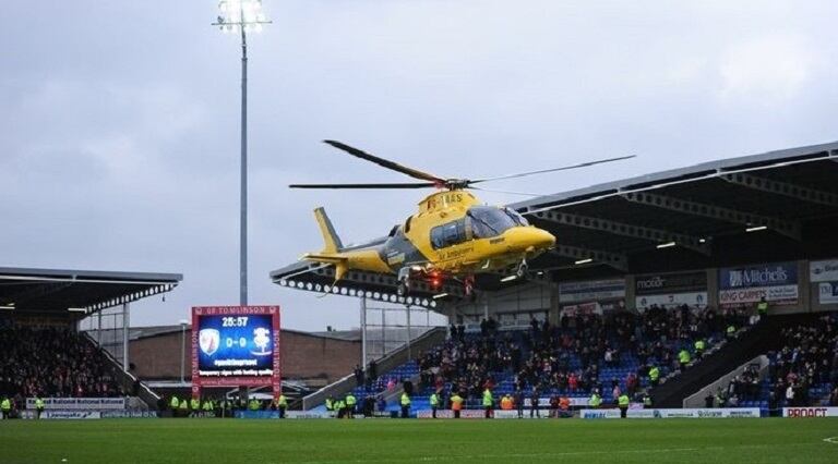 Un helicóptero aterrizó en una cancha de fútbol para salvar a un fanático
