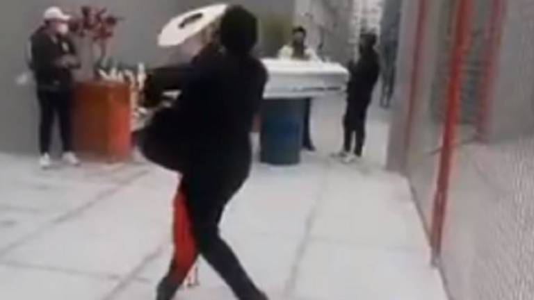 Un hombre baila frente al ataúd de su madre para despedirla