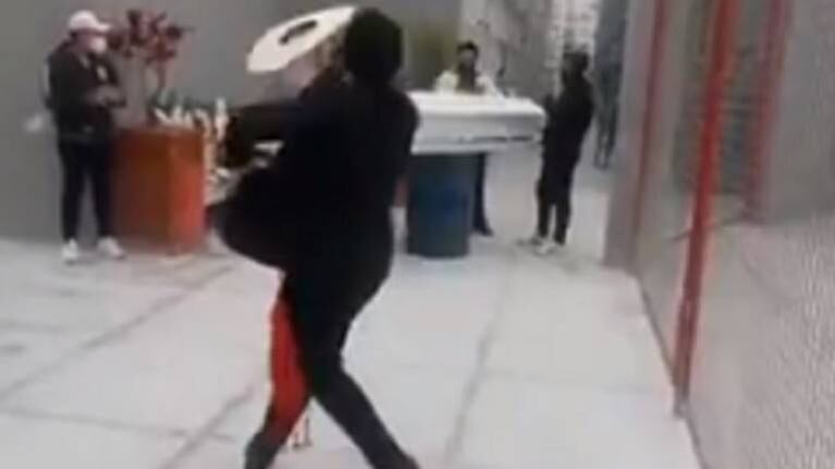 Un hombre baila frente al ataúd de su madre para despedirla