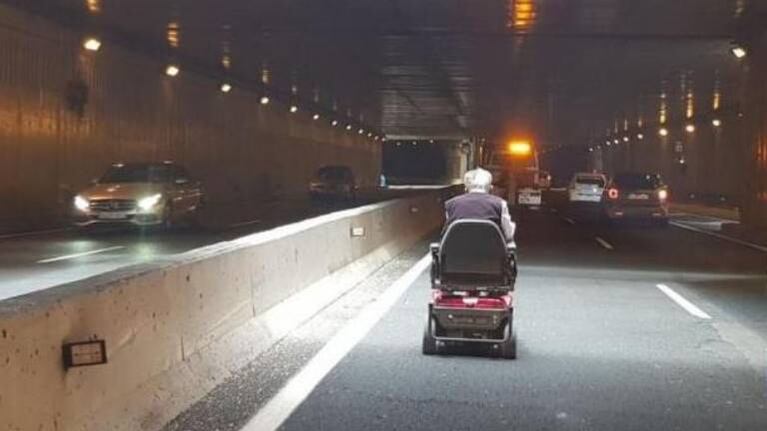 Un hombre congestionó el tránsito al circular por la calle con su silla de ruedas eléctrica.