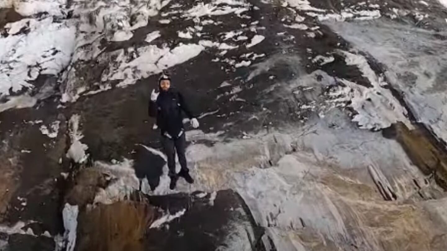 Un hombre graba el impresionante salto que realiza su compañero mientras practican salto BASE