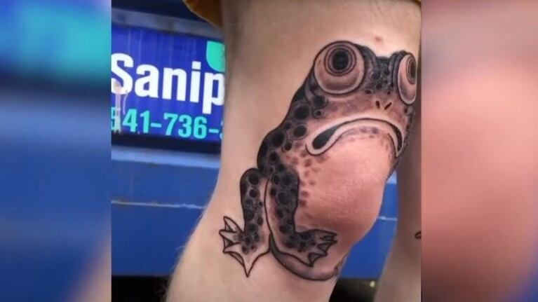 Un hombre se tatúa ranas en sus rodillas y se hace viral